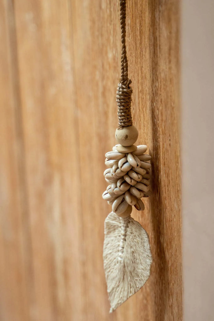 Decoração suspensa de folhas e conchas - Natural