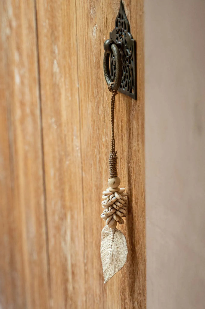 Decoração suspensa de folhas e conchas - Natural